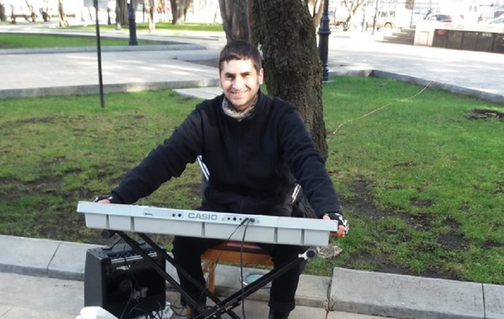 El joven músico y compositor Nicolás Varas interpreta música chilena en la plaza Muñoz Gamero de Punta Arenas