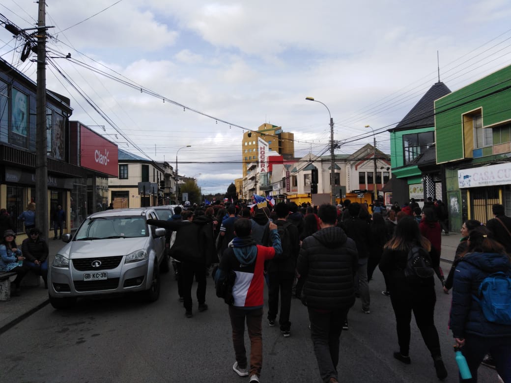 Alrededor de 4.000 manifestantes marchan por el centro de Punta Arenas reclamando soluciones a las demandas sociales