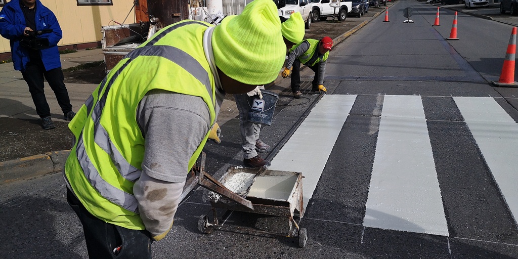Municipalidad de Punta Arenas inició demarcación vial en 54 puntos de la ciudad