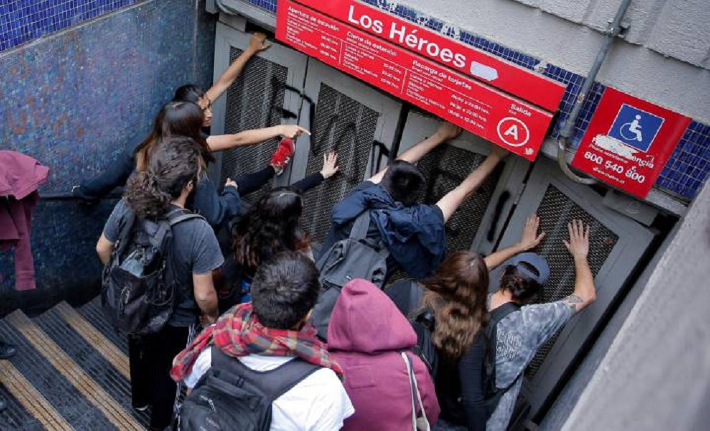 Manifestaciones de estudiantes contra el alza de tarifas del Metro, han derivado en violentos incidentes en Santiago