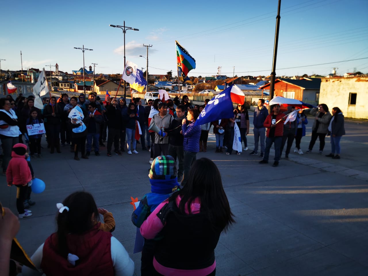 Manifestación pacífica en Porvenir esta tarde de jueves: acto culminó con una masiva caravana de vehículos