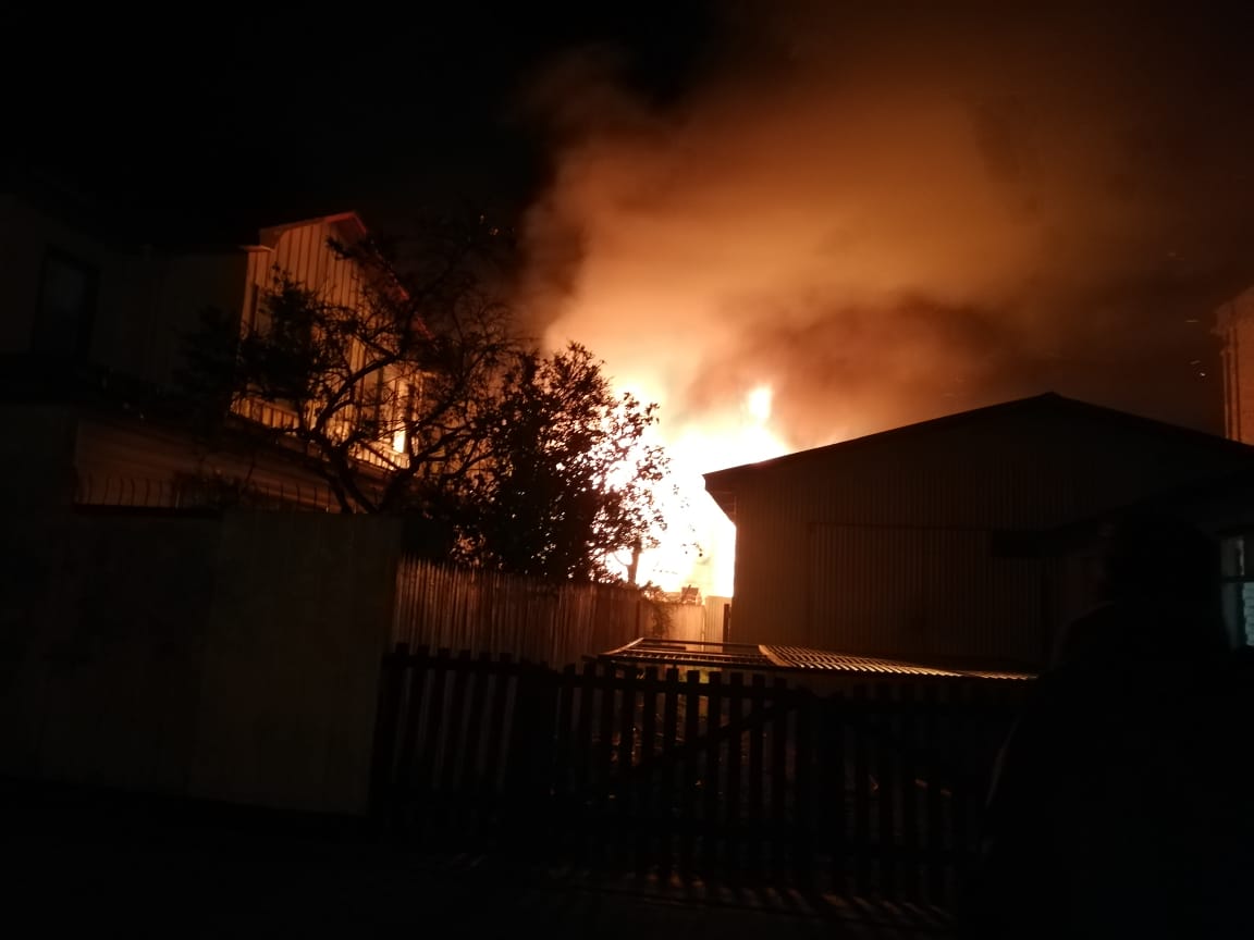 Atacan con bombas molotov la 2a Comisaría de Carabineros e incendian un galpón en el centro de Puerto Natales