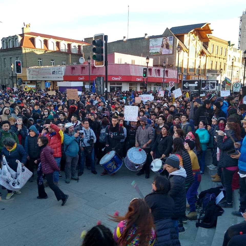 Más de 10.000 ciudadanos se manifestaron ayer lunes 21 de octubre en la tarde en Plaza Muñoz Gamero de Punta Arenas