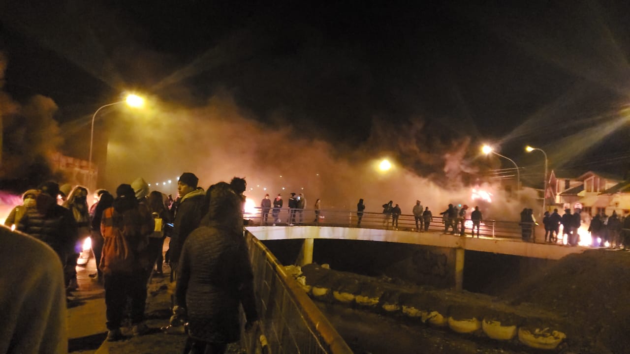 Fogatas encendidas en el centro de Punta Arenas junto al río de las Minas esta noche