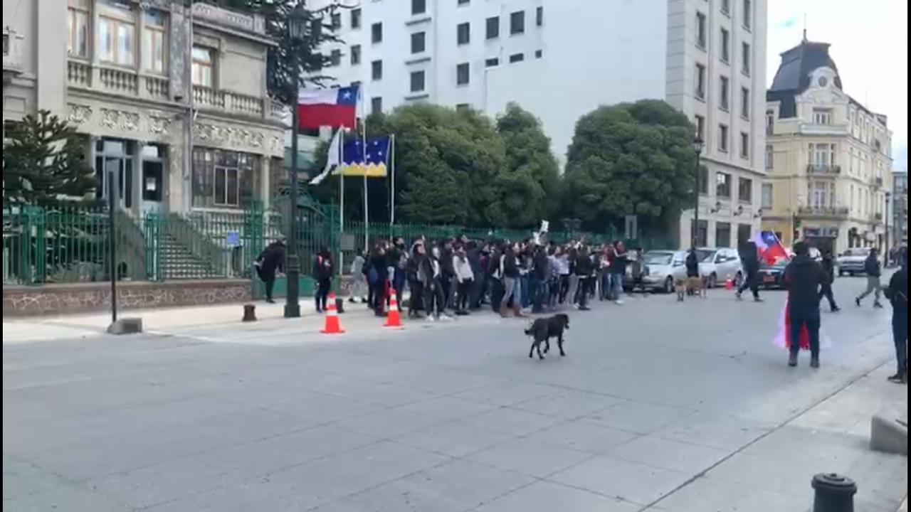 Marcha de estudiantes se realizó en forma pacífica este mediodía en Punta Arenas