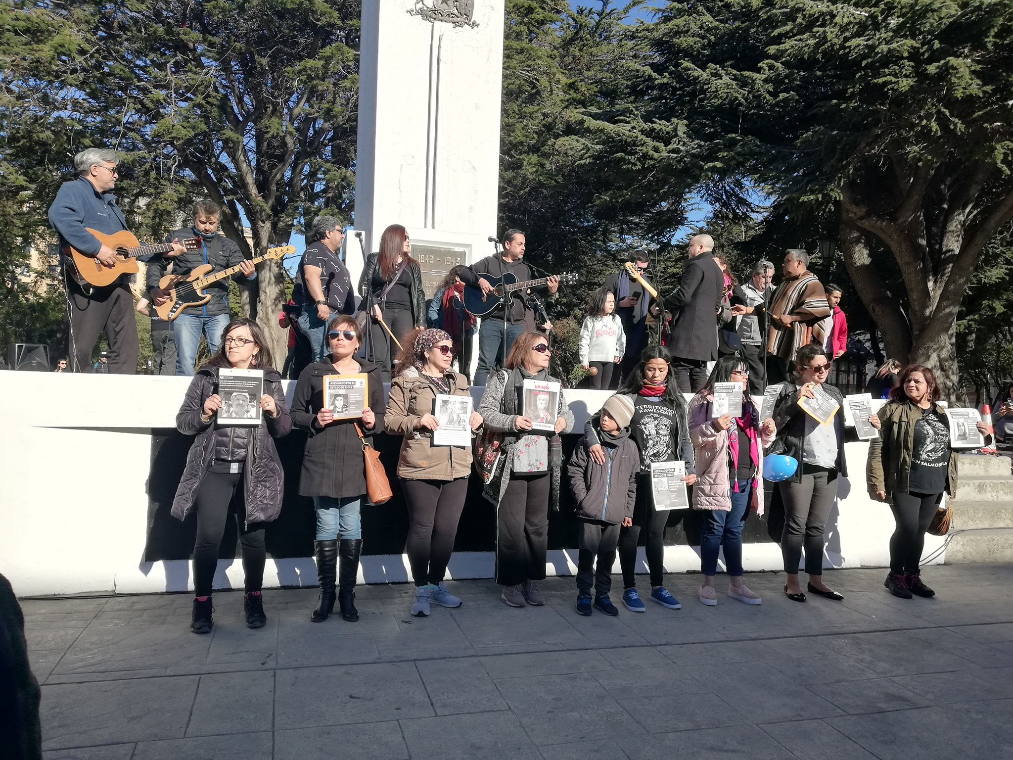 Masivo acto cultural en el centro de Punta Arenas: mujeres reclaman «no más muertes, militares a sus cuarteles»