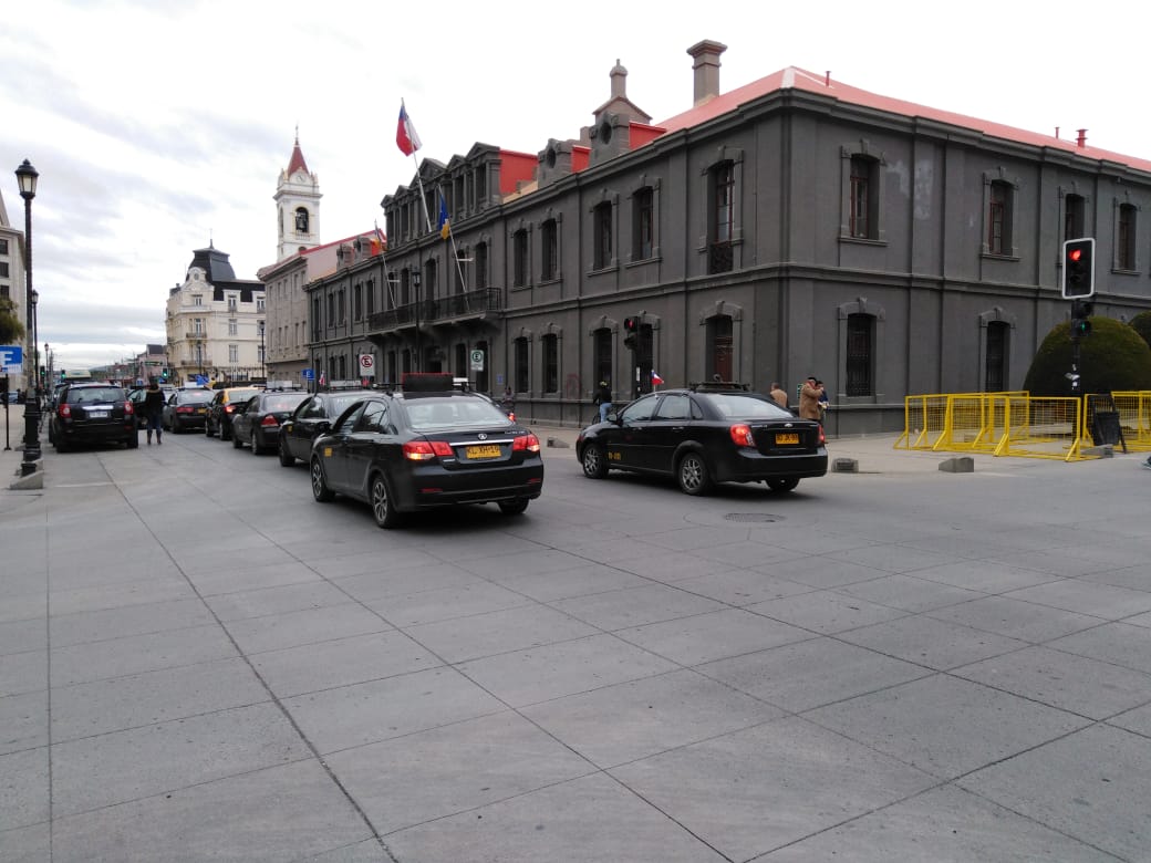 400 taxis colectivos hicieron caravana de protesta en Punta Arenas