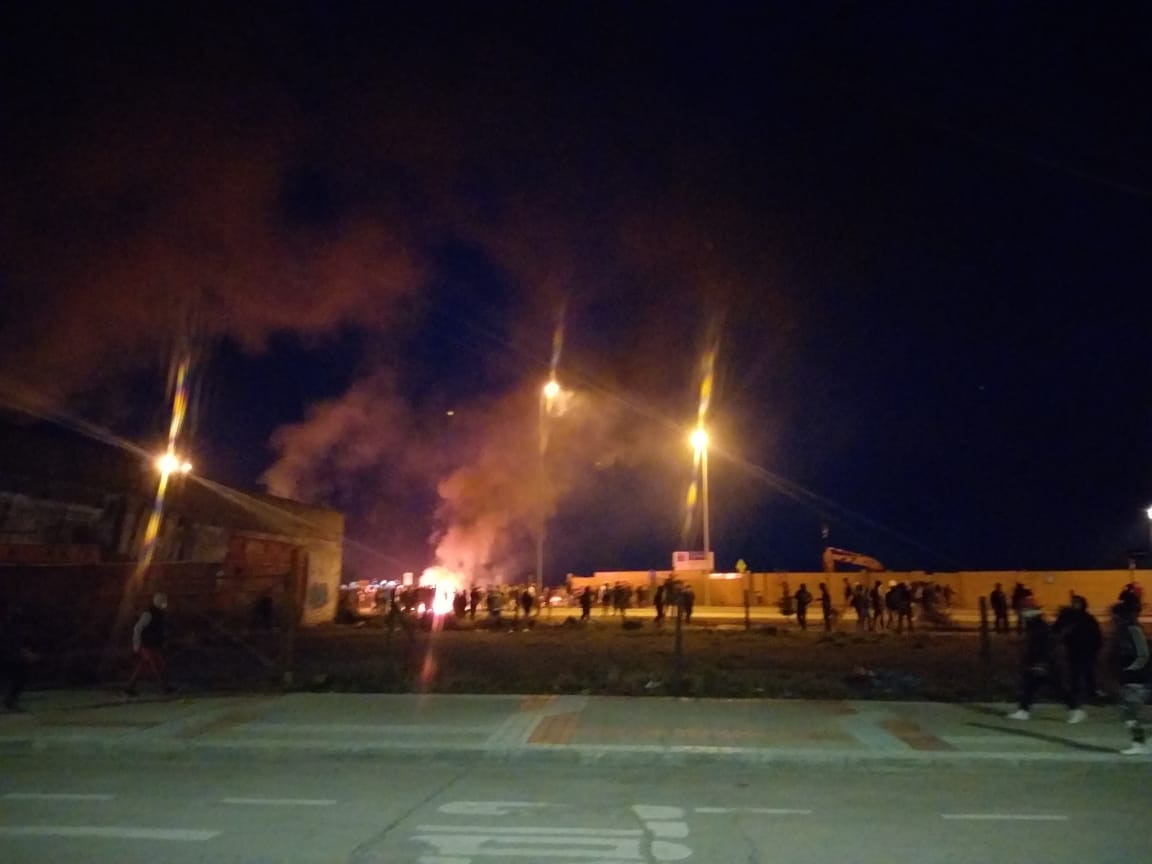 Barricadas fueron encendidas en Avenida Costanera y en dos puntos de la Población 18 de Septiembre de Punta Arenas