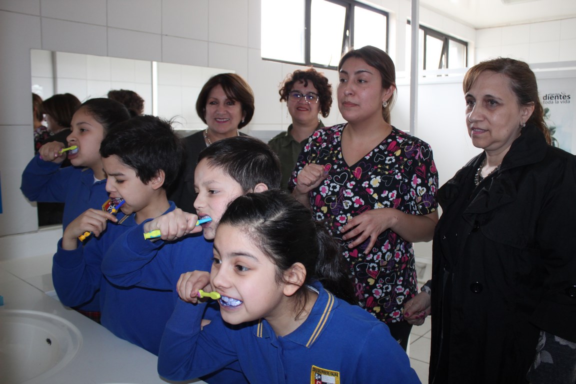 Promueven el cepillado para el cuidado de dientes en el colegio Pierre Faure: actividad didáctica en el Mes de la Salud Bucal