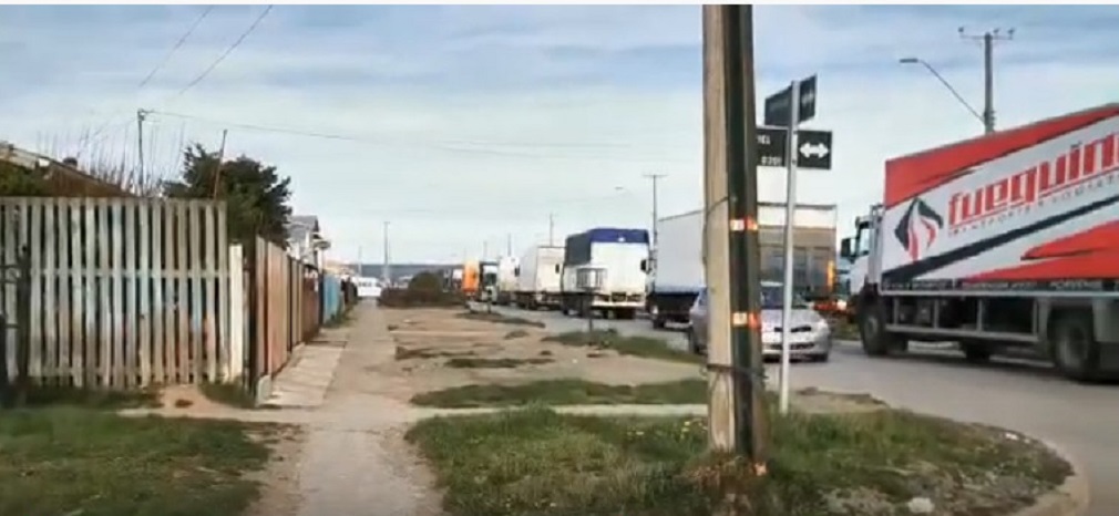 Caravana de camiones se realizó en Porvenir esta tarde en adhesión al movimiento social en Chile