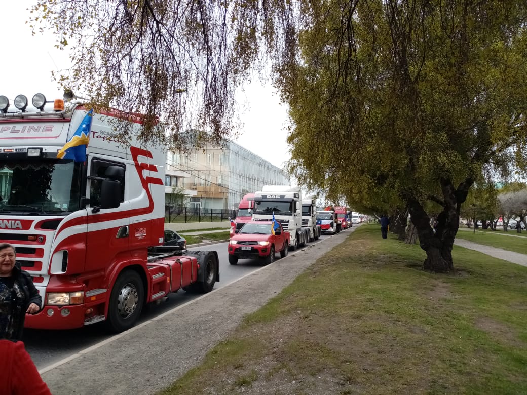 Camioneros de ASODUCAM inician caravana de protesta hacia el centro de Punta Arenas