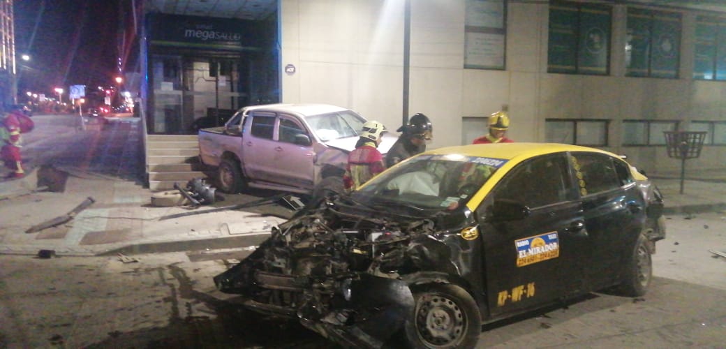 Tres lesionados dejó un choque protagonizado por conductor ebrio en pleno centro de Punta Arenas