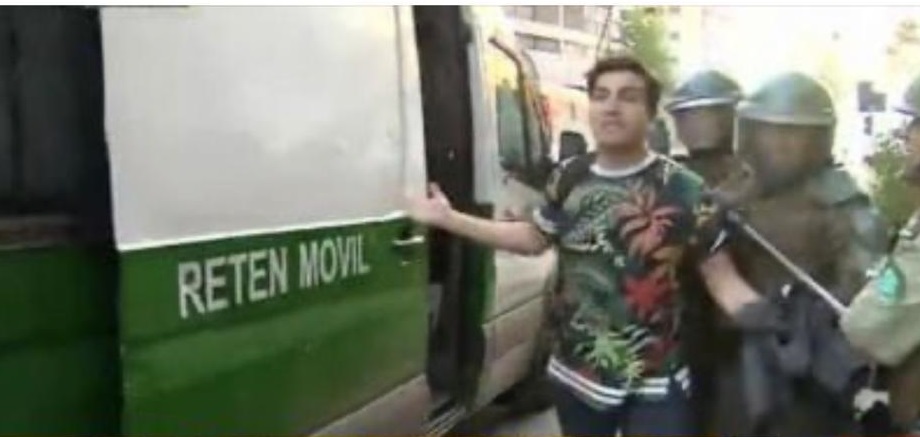 Ex Gobernador Nicolás Cogler fue detenido en el marco de los disturbios de este viernes en Santiago