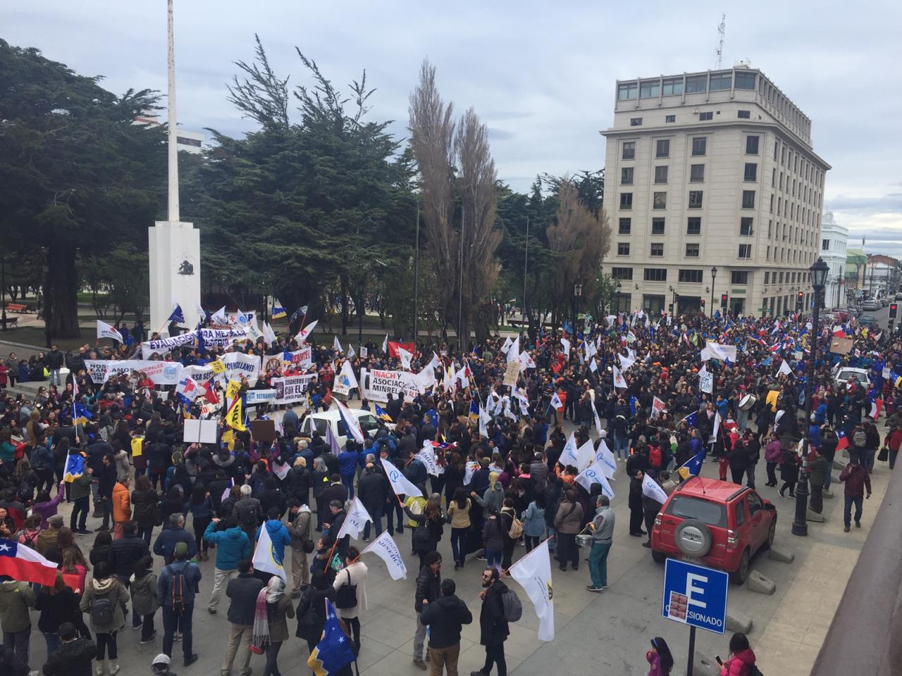 Masiva manifestación de funcionarios públicos se realiza este mediodía en el centro de Punta Arenas