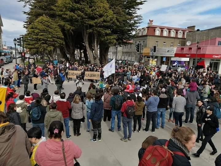 Una 500 personas se reunieron en el centro de Punta Arenas en apoyo a las protestas que mantienen a Santiago en estado de emergencia