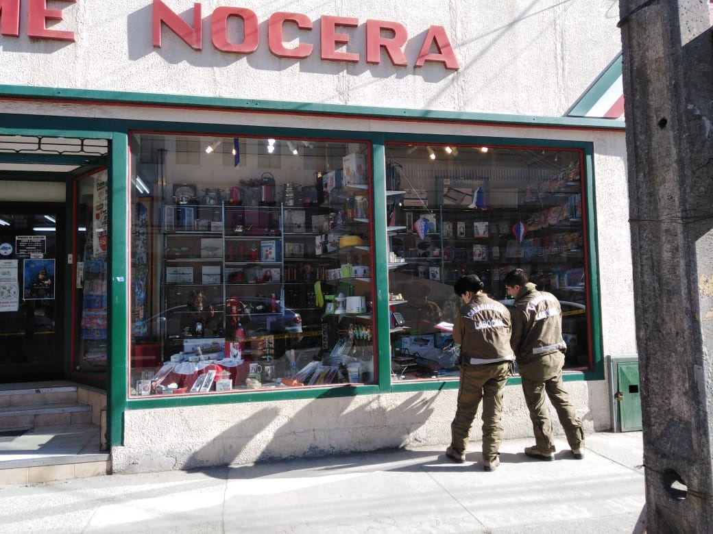 Robo afectó al local de librería de Cosme Nocera en calle Bories, pleno centro de Punta Arenas