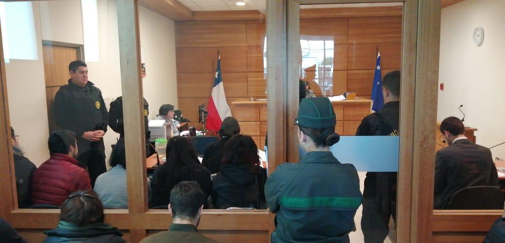 Un joven manifestante que habría arrojado una bomba molotov contra un carro policial, fue formalizado hoy en Punta Arenas