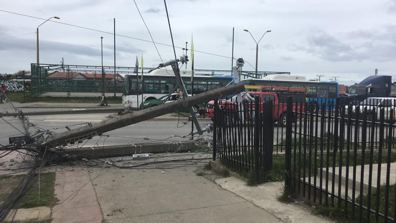1.183 clientes sin luz en Punta Arenas por chofer de camión que derribó dos postes de mediana tensión y uno de suministro eléctrico