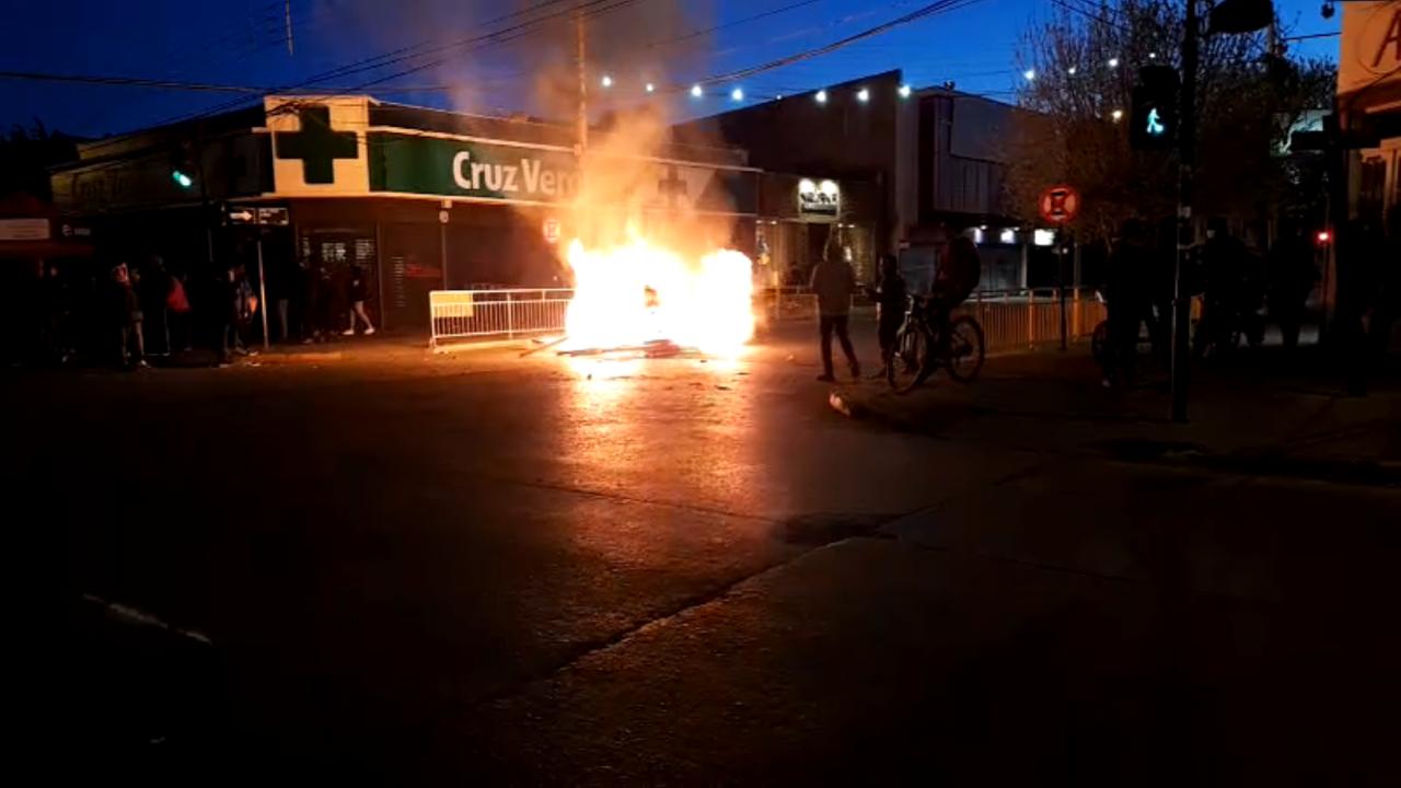 Graves destrozos y saqueos en distintos puntos del centro de Punta Arenas esta noche