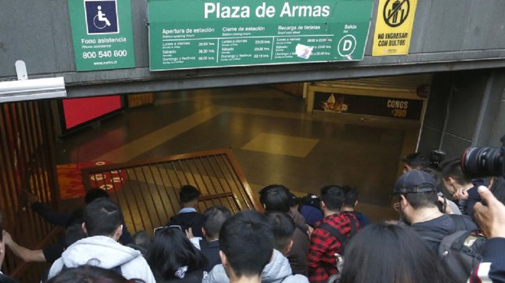 Crecen las manifestaciones de estudiantes secundarios evadiendo pagar en líneas del Metro de Santiago: alerta en las estaciones con presencia policial