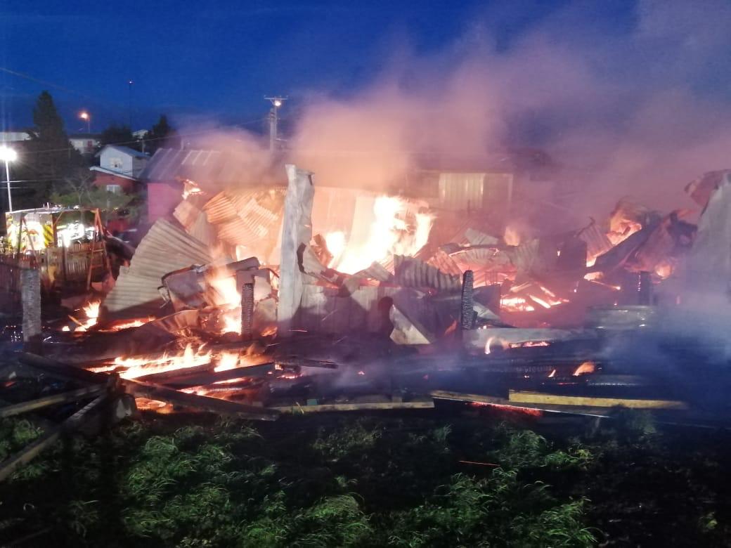 Tres viviendas destruidas en un violento incendio esta madrugada en Río Seco: vecinos piden con urgencia se instale una compañía de Bomberos en el sector