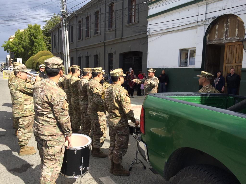 Carabineros de Punta Arenas recibieron grata sorpresa de camaradería de la III Zona Naval