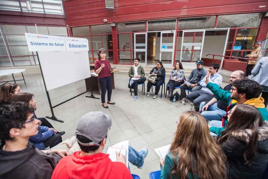 Académicos y estudiantes  de la Universidad de Magallanes orientan a la comunidad sobre proceso constituyente y derechos penales