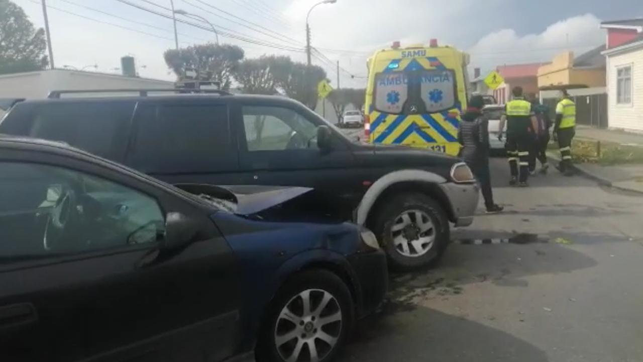 Colisión en el centro de Punta Arenas dejó tres personas lesionadas