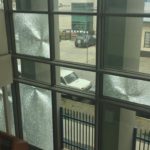 Turba de encapuchados atacó anoche el centro de Justicia de Punta Arenas