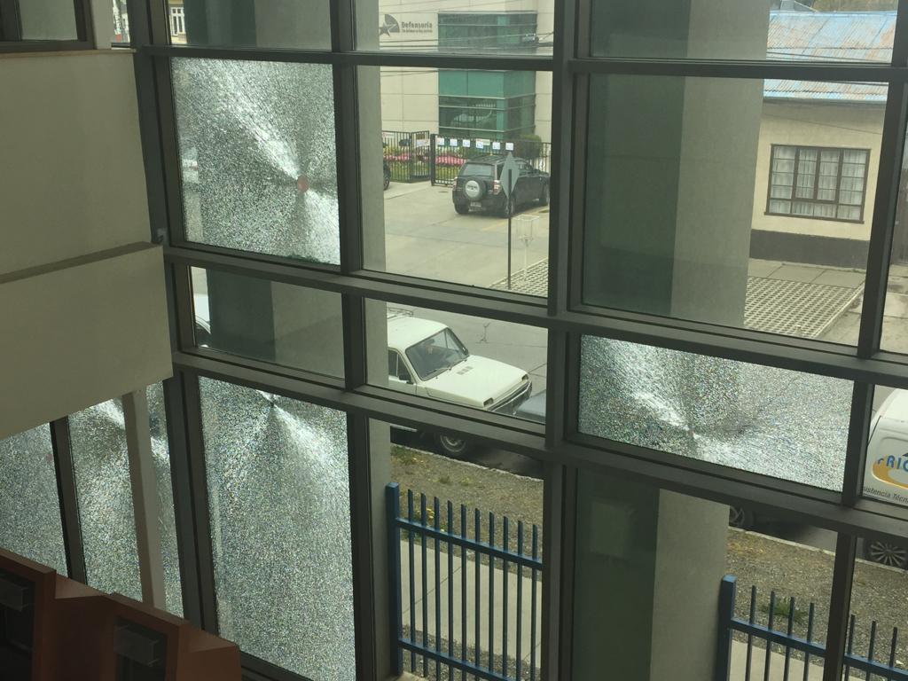 Turba de encapuchados atacó anoche el centro de Justicia de Punta Arenas