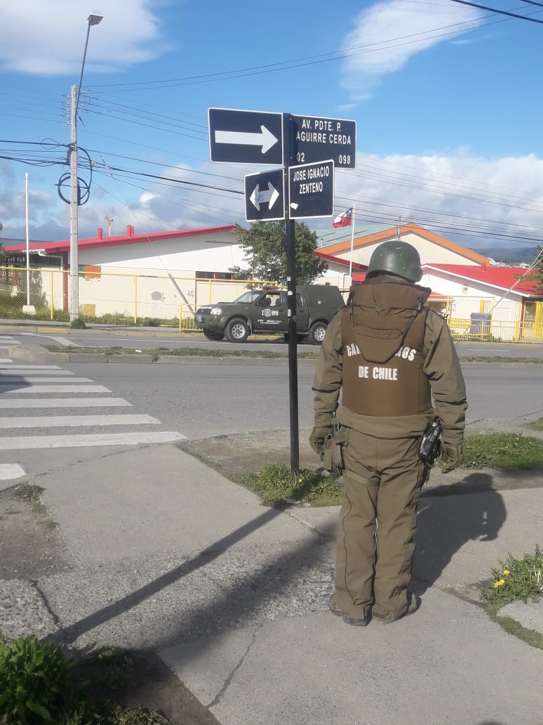 Alerta de un artefacto sospechoso movilizó al GOPE a la Escuela Manuel Bulnes esta mañana: era un objeto simulado