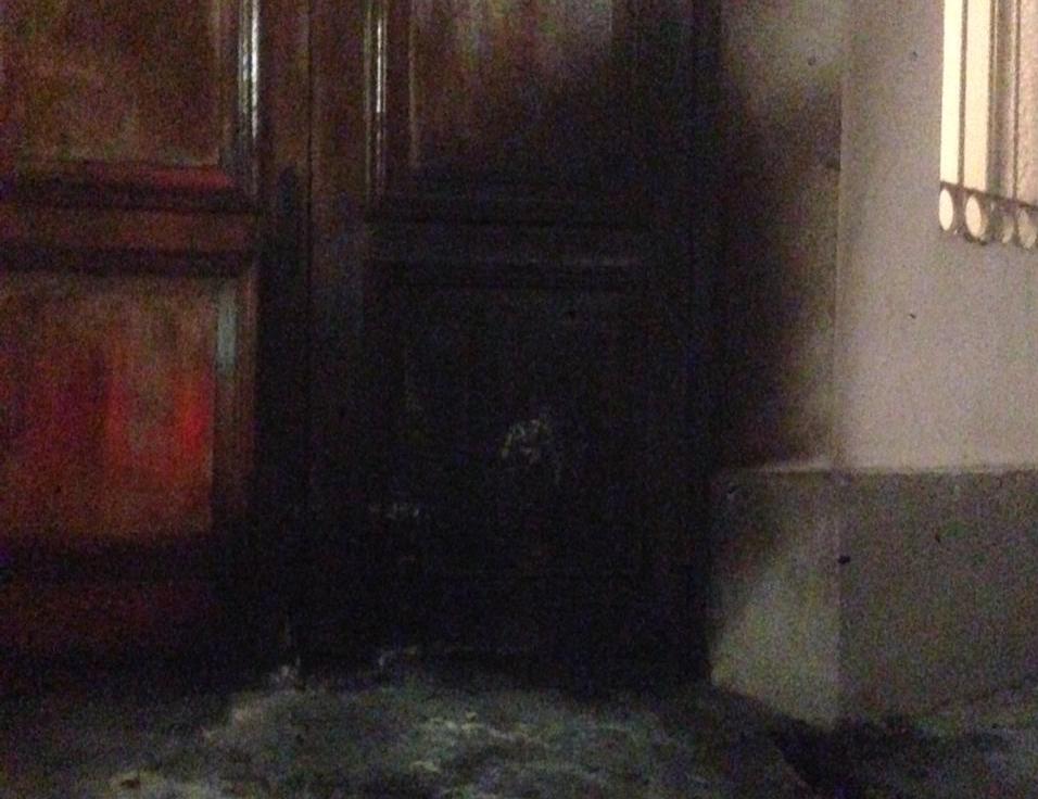 Desconocidos intentaron quemar una puerta de acceso a la catedral de Punta Arenas: hay dos detenidos