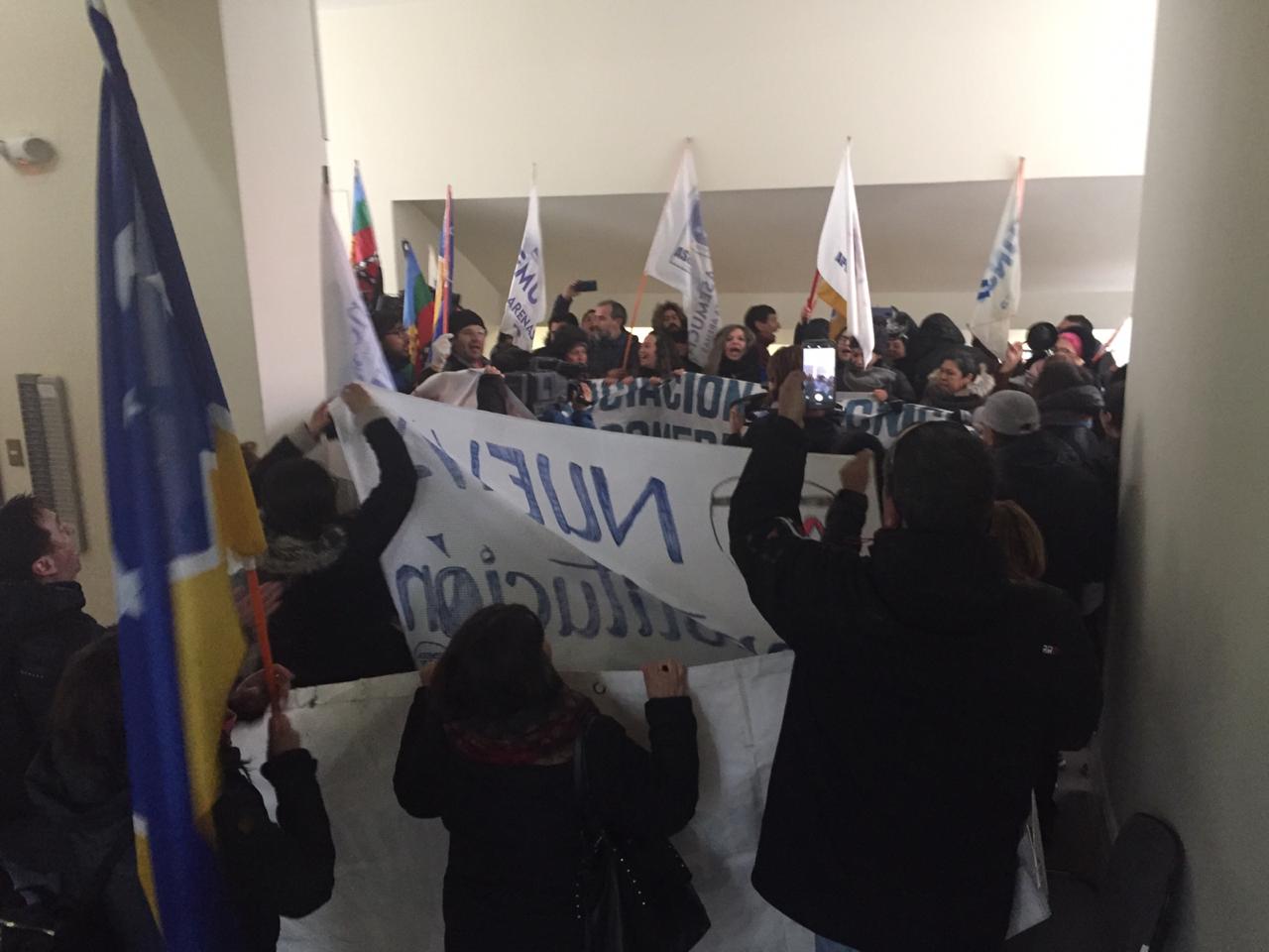 Manifestación de funcionarios públicos ingresa al edificio de la Intendencia Regional en Punta Arenas
