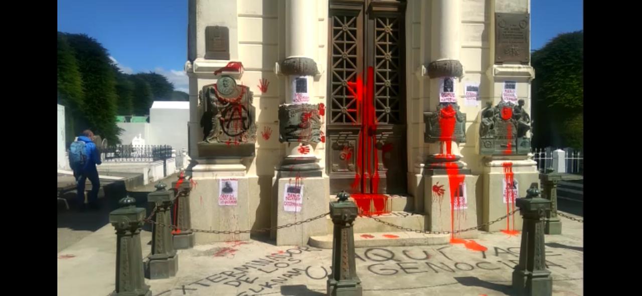Pintan consignas y manchan con pintura roja el mausoleo de José Menéndez en el cementerio municipal de Punta Arenas