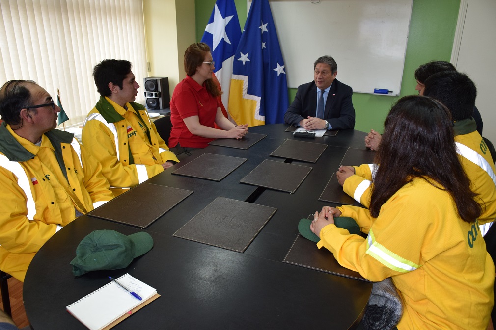 Brigada forestal más austral del mundo se presentó ante el Gobernador de la Provincia de Cabo de Hornos Nelson Cárcamo