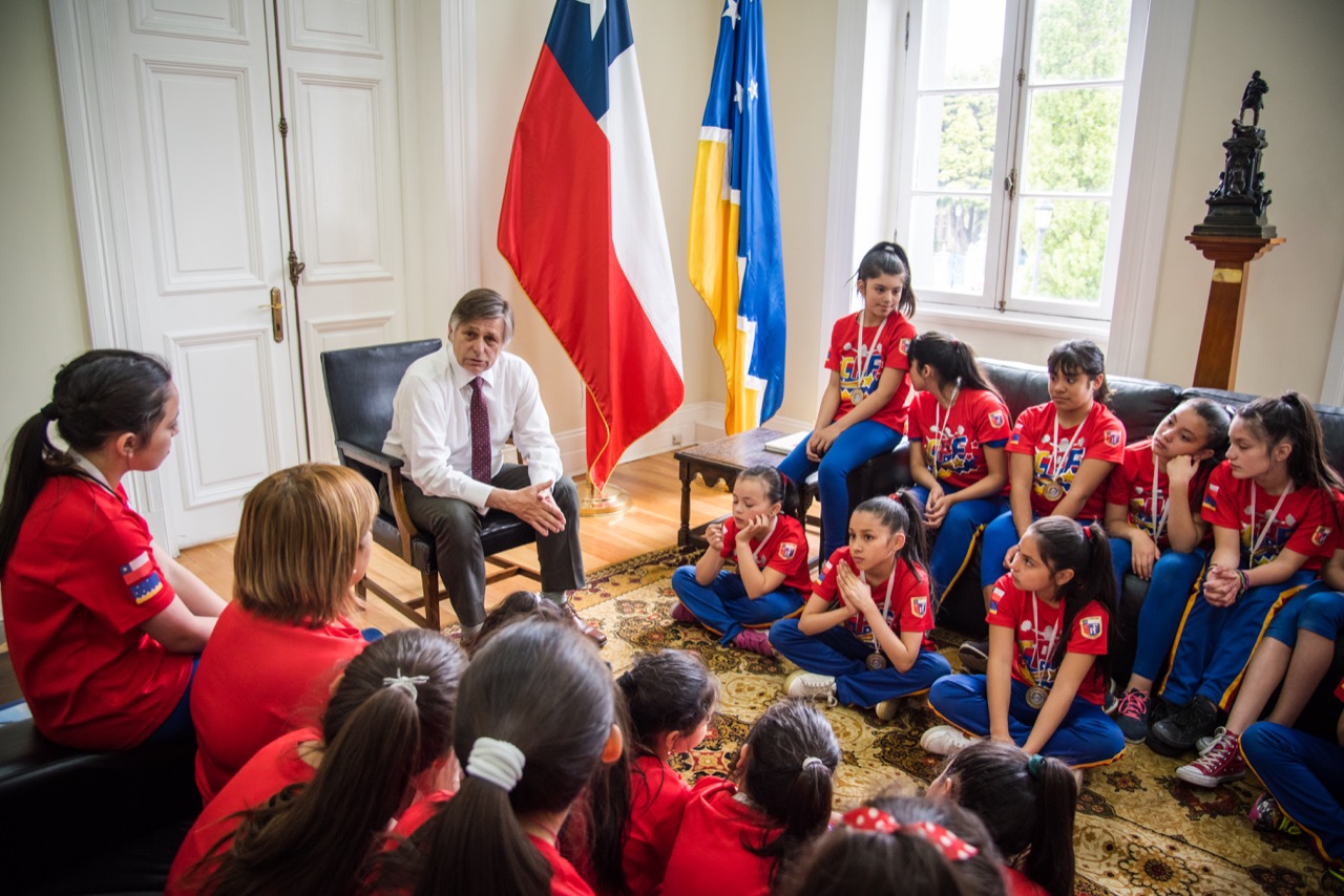 Intendente compartió con las estudiantes del colegio Pierre Faure que se coronaron campeonas de Pom pons en Argentina