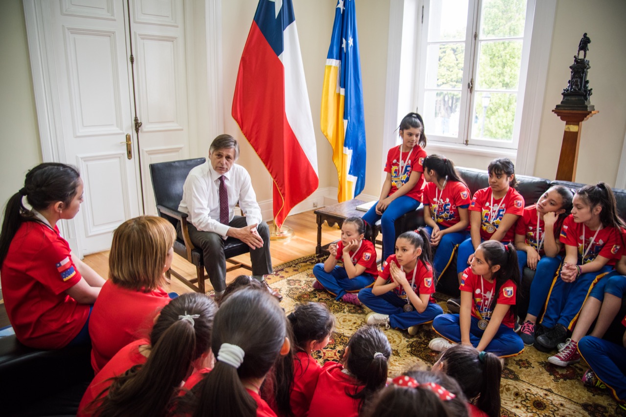 Intendente compartió con las estudiantes del colegio Pierre Faure que se coronaron campeonas de Pom pons en Argentina