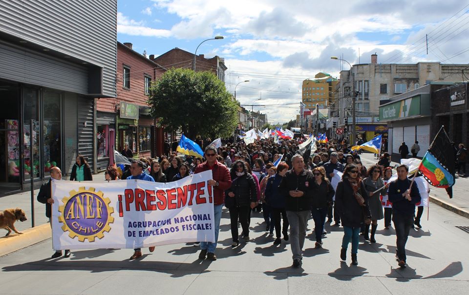 Trabajadores del sector público marcharon este mediodía por el centro de Punta Arenas