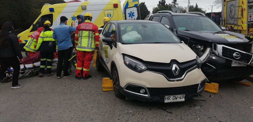 Dos vehiculos colisionaron en el centro de Punta Arenas: una persona lesionada