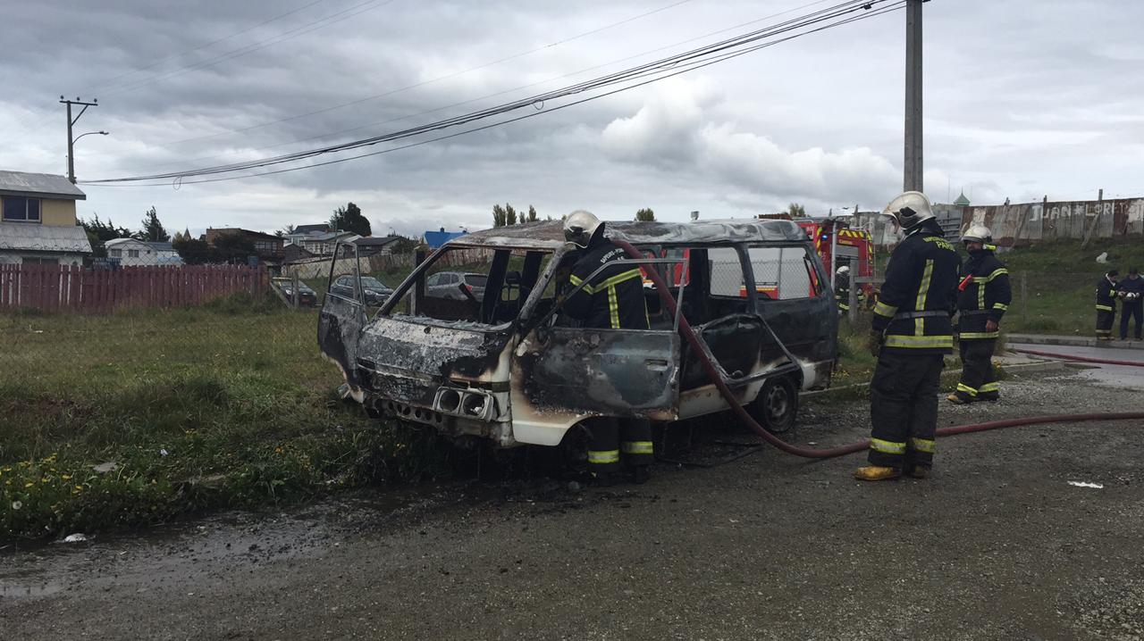 Desconocidos incendian vehículo abandonado en sector norte de Punta Arenas