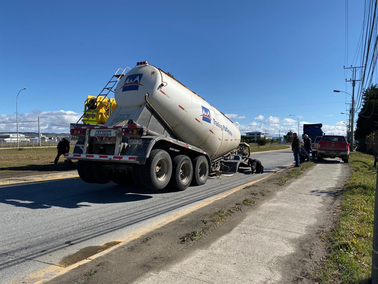 Accidente de un camión que desenganchó su acoplado en el sector Tres Puentes, fue reparado esta mañana