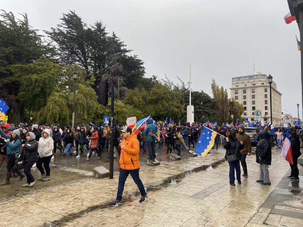 Manifestación ciudadana en el centro de Punta Arenas en medio de un temporal de lluvia y viento