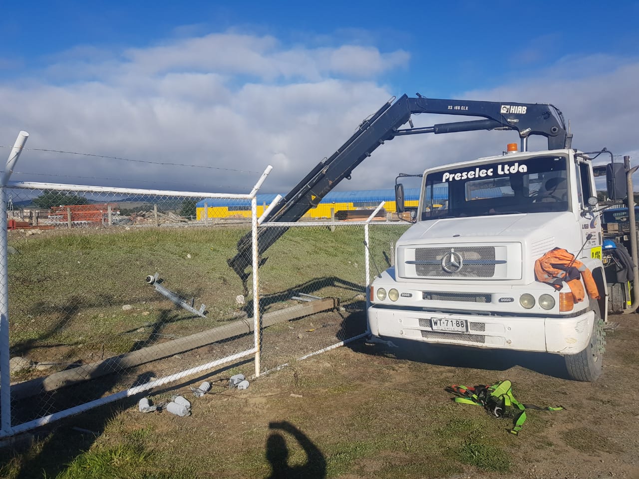 Dos trabajadores afectados por descarga eléctrica en el Barrio Industrial de Punta Arenas: accidente produjo un corte masivo de suministro eléctrico