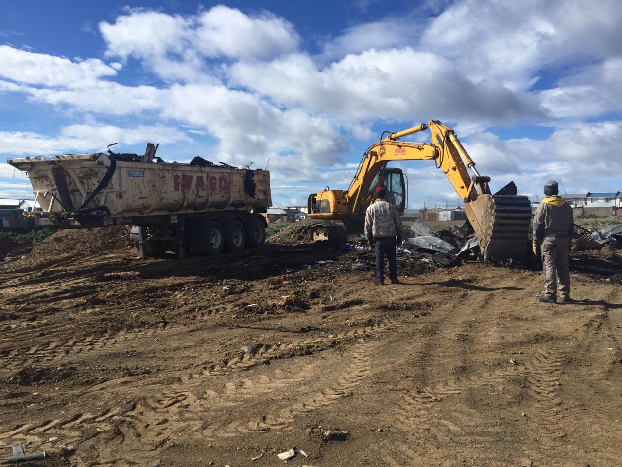 El Alcalde de Punta Arenas cursó las multas correspondientes a la empresa que dejó los escombros quemados de la AFP Habitat en un sitio aledaño a la población Aves Australes