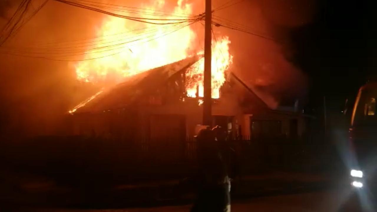 Cuatro viviendas destruidas y una persona muerta en trágico incendio en Población Santos Mardones