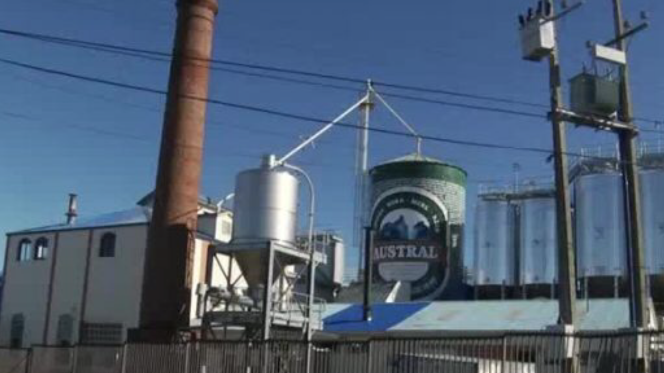 Un trabajador de la Cerveceria Autral resultó con quemaduras graves al caerle agua hirviendo y soda cáustica.