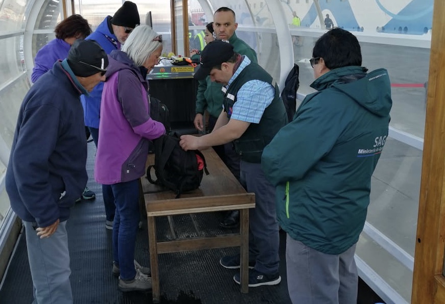 Empresa Portuaria Austral instala equipo de Rayos X para revisión de equipaje en Muelle Mardones.