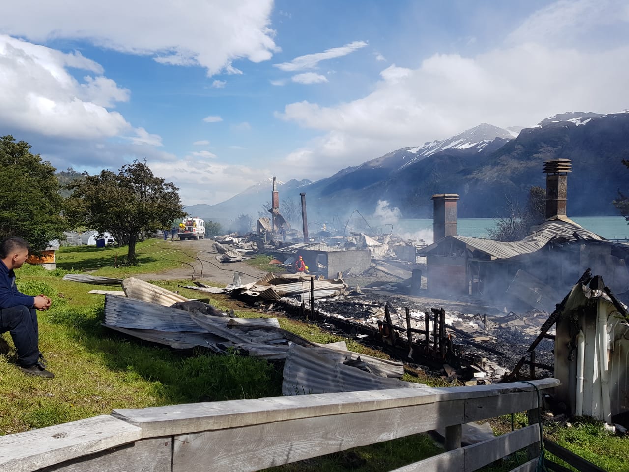Daños totales en un quincho dejó el incendio en estancia Perales en Ultima Esperanza