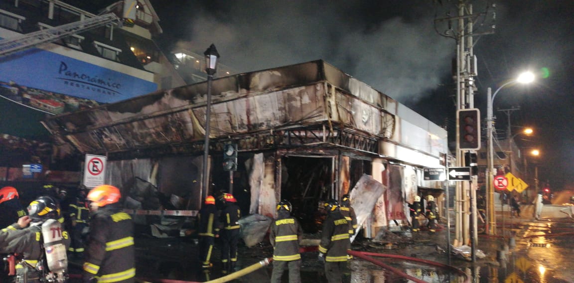 En medio de violentos incidentes, esta noche desconocidos incendian oficinas de AFP Habitat