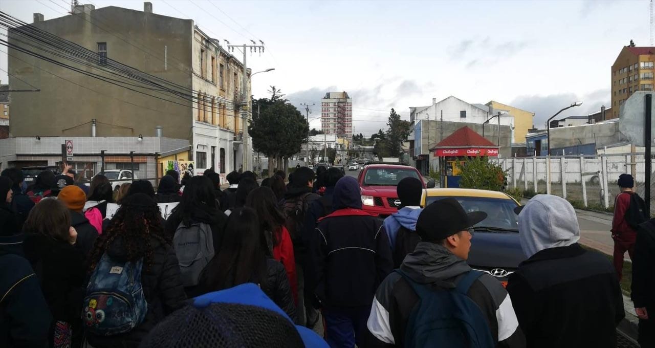 Estudiantes de liceos se manifestaron esta mañana en el centro de Punta Arenas